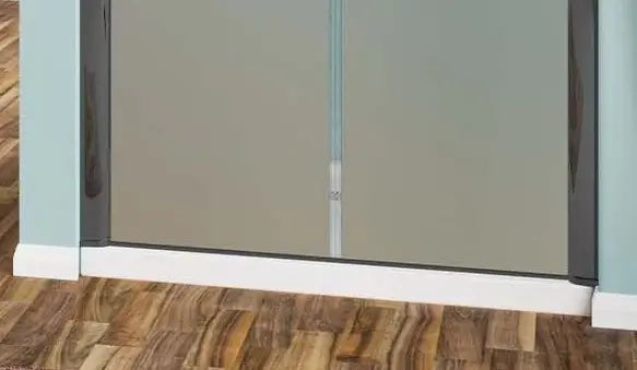 Dettaglio profilo a pavimento porta doccia saloon: guarnizione acqua stop inferiore con profilo nero opaco su cristallo satinato 6mm H190