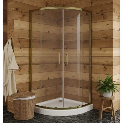 Box doccia semicircolare profili oro H190 in bagno rustico con rivestimento legno, pianta verde e cesto vimini