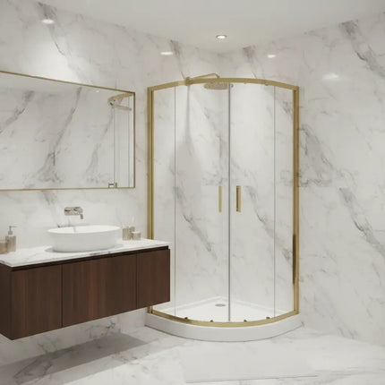 Box doccia semicircolare profili oro H190 ambientato in bagno con rivestimento marmo bianco e mobile lavabo legno scuro