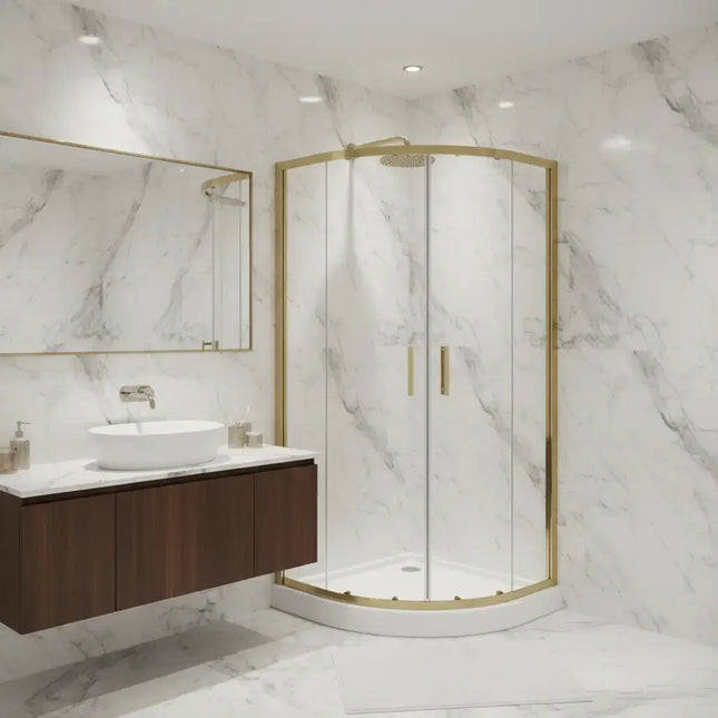 Box doccia semicircolare profili oro H190 ambientato in bagno con rivestimento marmo bianco e mobile lavabo legno scuro
