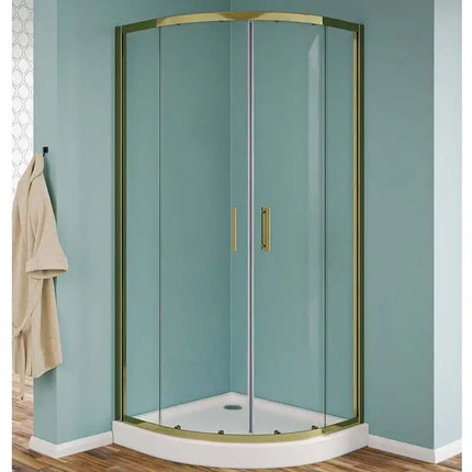 Box doccia semicircolare profili oro cristallo 6mm in bagno con pareti verde salvia, pavimento legno e accappatoio