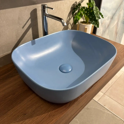 Foto reale del lavabo da appoggio Karag in ceramica azzurra