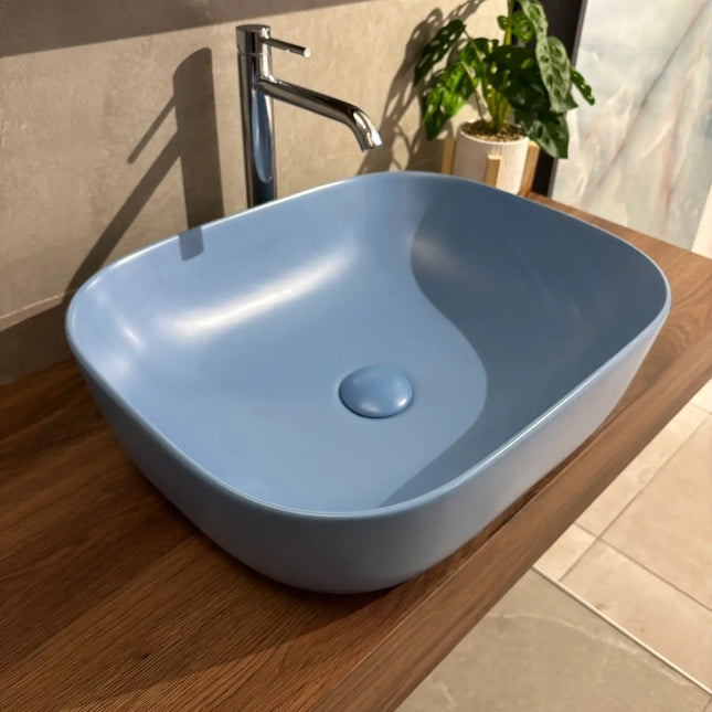 Foto reale del lavabo da appoggio Karag in ceramica azzurra