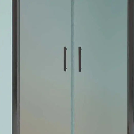 Porta doccia saloon in nicchia cristallo satinato 6mm: vista frontale con maniglie verticali nero opaco e profili industriali, H190cm