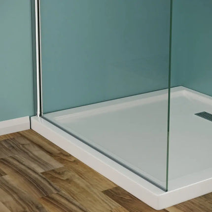 Vista angolare della parete walk-in cromata su piatto doccia bianco con scarico lineare e profilo a pavimento 8mm