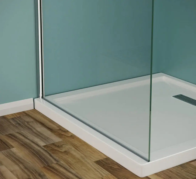 Vista angolare della parete walk-in cromata su piatto doccia bianco con scarico lineare e profilo a pavimento 8mm