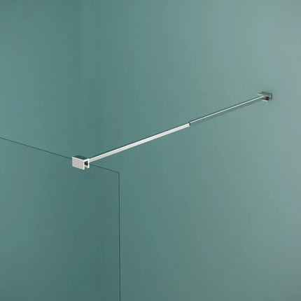 Dettaglio della barra di sostegno cromata regolabile fissata al muro e al cristallo temperato 8mm della parete walk-in