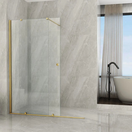 Parete walk-in scorrevole con profili oro e cristallo 8mm in bagno di design con vasca freestanding e vetrata