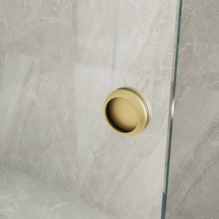 Dettaglio del pomello color oro di battuta a muro della parete doccia walk-in scorrevole in cristallo 8mm