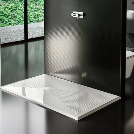 Piatto doccia ceramica Althea UP bianco H3cm installato in box doccia moderno con parete vetro e rivestimento scuro