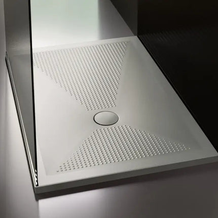 Piatto doccia ceramica Althea UP bianco H3cm installato in angolo con parete doccia vetro, luce spot, vista prospettica
