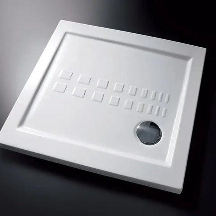 Piatto doccia ceramica Althea ITO bianco lucido H5.5cm formato quadrato su sfondo scuro, decoro a quadratini, piletta cromata angolo