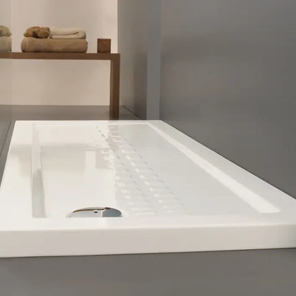 Piatto doccia ceramica Althea ITO bianco H5.5cm installato in box doccia con parete vetro, teli asciugamano e scaffale legno
