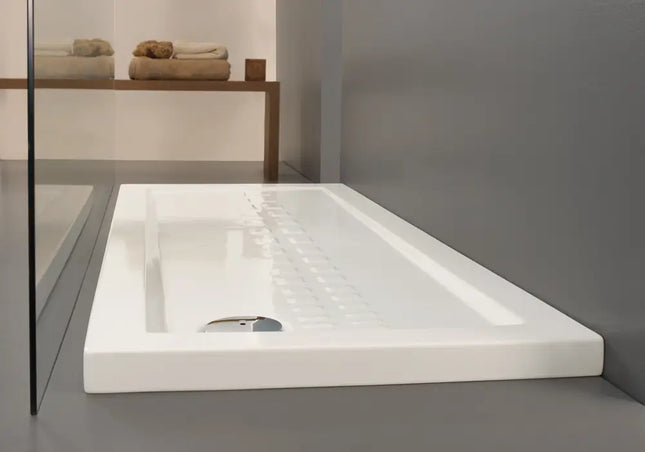 Piatto doccia ceramica Althea ITO bianco H5.5cm installato in box doccia con parete vetro, teli asciugamano e scaffale legno