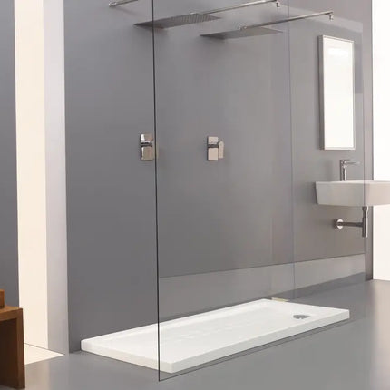Piatto doccia ceramica Althea ITO bianco H5.5cm in bagno design con doppia parete vetro walk-in, rubinetteria cromata e lavabo muro