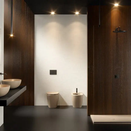 Piatto doccia ceramica Althea JO crema H3cm in bagno di lusso con doppio lavabo, sanitari coordinati e pareti in legno scuro