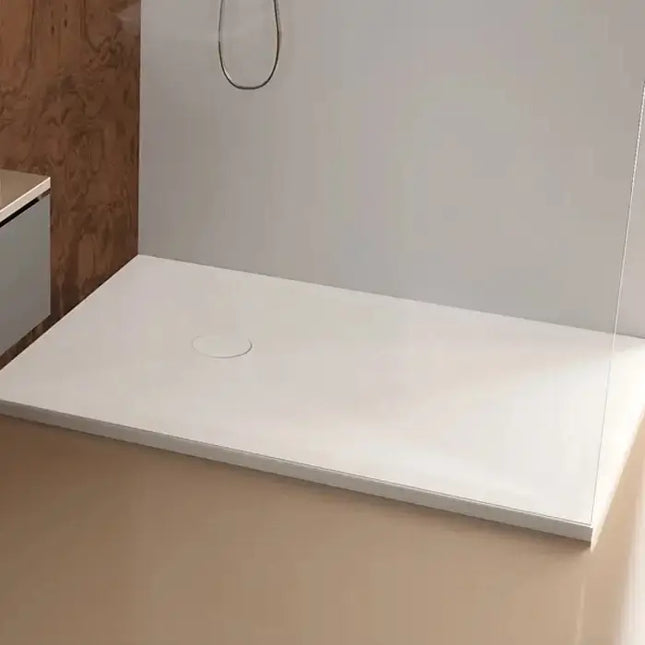Piatto doccia ceramica Althea JO bianco opaco H3cm in bagno con rivestimento legno, parete doccia vetro e soffione, design caldo