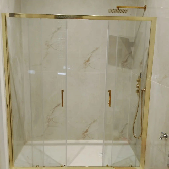Installazione reale di porta doccia doppia scorrevole H190 con profili oro, cristallo trasparente 6mm e piatto doccia bianco in nicchia