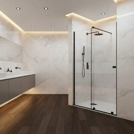 Porta doccia Karag Animus H200 8mm profili neri, cristallo trasparente, installata in bagno lusso con doppio lavabo e parquet