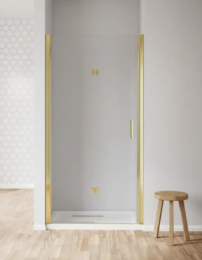 Porta doccia a libro H190 profili oro in nicchia bianca minimalista: singola anta aperta con maniglia verticale dorata e piatto doccia bianco