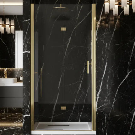 Porta doccia libro trasparente 6mm H190 profili oro in bagno luxury con rivestimento marmo nero, soffione oro e illuminazione scenografica