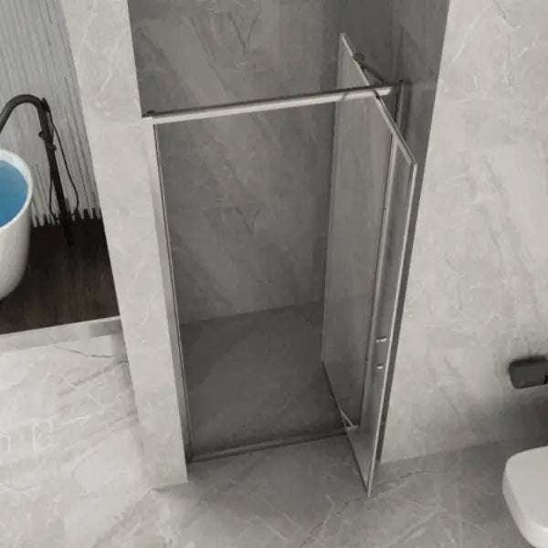 Porta doccia rototraslante trasparente 6mm H190 in apertura salvaspazio, vista laterale con anta inclinata in nicchia bagno