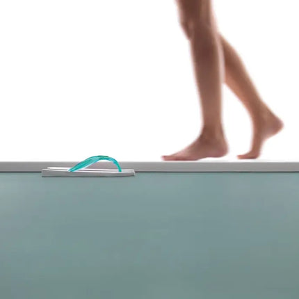 Profilo laterale piatto doccia ceramica Althea UP H3cm: bordo sottile con persona che cammina a piedi nudi, installazione a filo pavimento