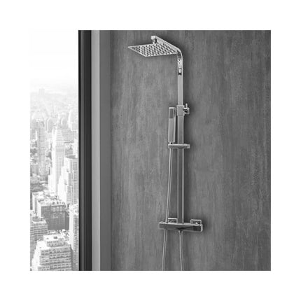 Colonna doccia termostatica cromata con soffione quadrato in bagno moderno con vista città