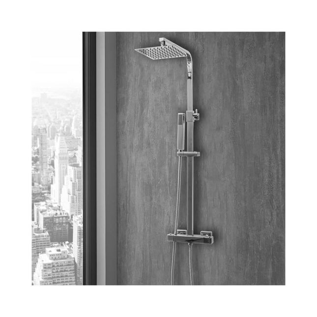 Colonna doccia termostatica cromata con soffione quadrato in bagno moderno con vista città