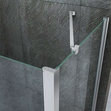 Dettaglio profilo verticale d'angolo cromato tra lato fisso e anta saloon del box doccia Nova 2.0 cristallo 8mm