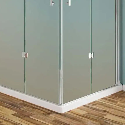 Dettaglio profilo a pavimento cromato e cerniere inferiori su box doccia a libro cristallo opaco 6mm H190