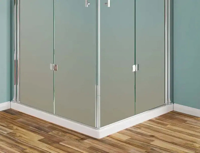 Dettaglio profilo a pavimento cromato e cerniere inferiori su box doccia a libro cristallo opaco 6mm H190