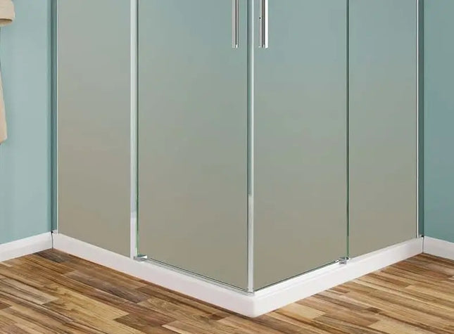 Dettaglio angolo inferiore con binario a terra e profilo a pavimento acciaio inox, box doccia satinato 8mm