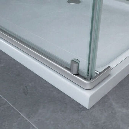 Dettaglio profilo inferiore cromato su bordo del piatto del box doccia Gemini, cristallo 8mm trasparente H195