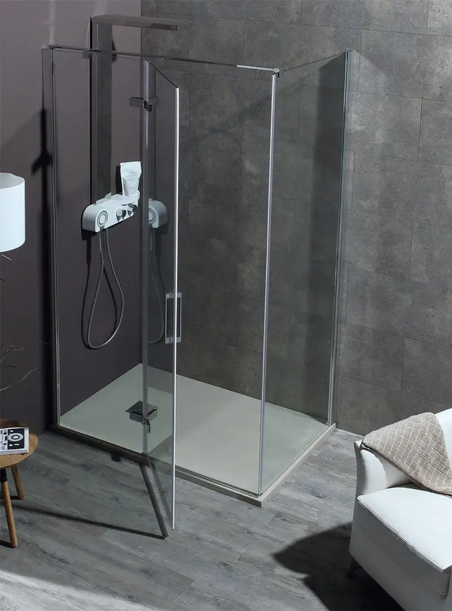 Doccia battente 8mm anticalcare Infinity vista angolare, porta battente cristallo trasparente H200, profili cromati, bagno