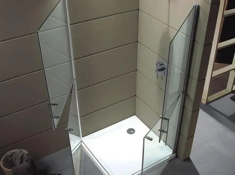 Box doccia disabili con due porte divise a metΓ