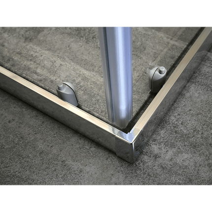 Profilo inferiore cromato con guida di scorrimento e montante angolare del box doccia opaco satinato 4mm H185, dettaglio angolo a pavimento