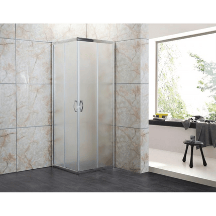 Box doccia angolare opaco satinato 4mm H185, doppia anta scorrevole cromata, in bagno luminoso con rivestimento marmo chiaro e finestra