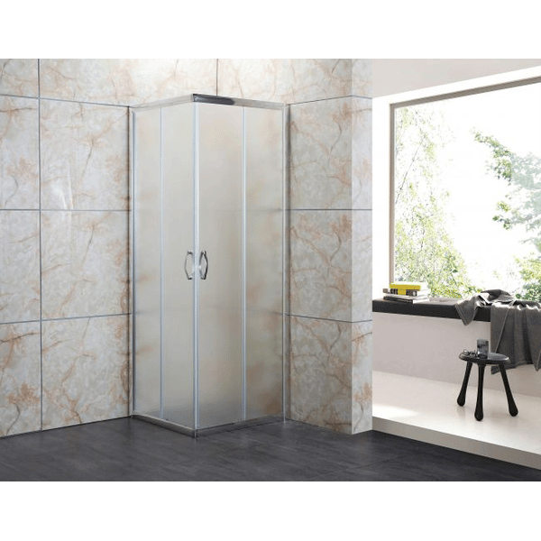 Box doccia angolare opaco satinato 4mm H185, doppia anta scorrevole cromata, in bagno luminoso con rivestimento marmo chiaro e finestra