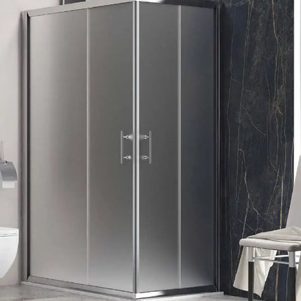 Vista tre quarti del box doccia Flora H190 6mm satinato con porte scorrevoli e profili cromati su fondo chiaro