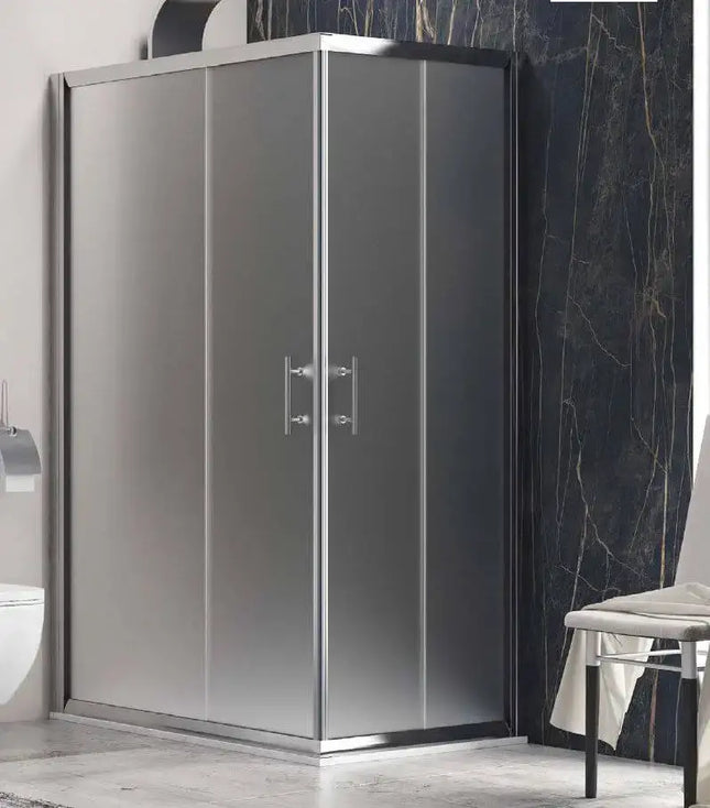 Vista tre quarti del box doccia Flora H190 6mm satinato con porte scorrevoli e profili cromati su fondo chiaro