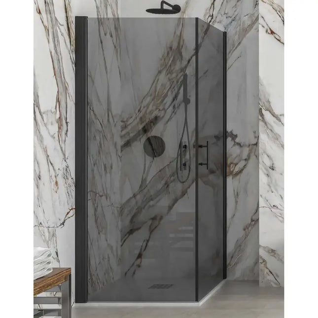 Box doccia angolare doppia battente cristallo fumé profili neri H200cm con parete in marmo calacatta viola