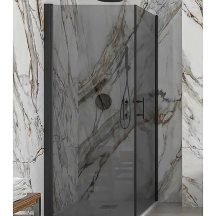 Vista angolata del box doccia fumé doppia battente profili neri H200cm con maniglie nere e piatto bianco