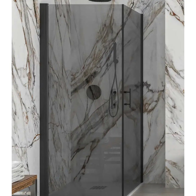 Vista angolata del box doccia fumé doppia battente profili neri H200cm con maniglie nere e piatto bianco