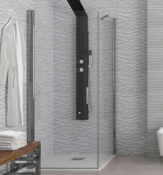 Box doccia battente con lato fisso H200cm vista angolata con accappatoio e parete a rilievo bianca ondulata