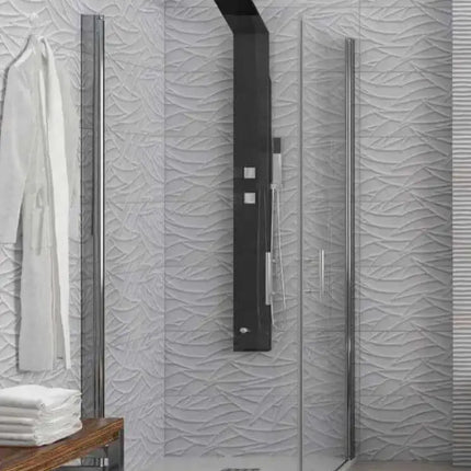 Box doccia doppia battente H200cm vista frontale con colonna doccia nera e parete a texture bianca ondulata