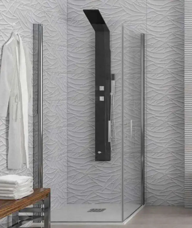 Box doccia doppia battente H200cm vista frontale con colonna doccia nera e parete a texture bianca ondulata