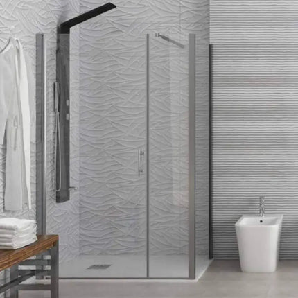 Box doccia battente 6mm H200cm in bagno moderno con sanitario bianco sospeso e parete a texture chiara