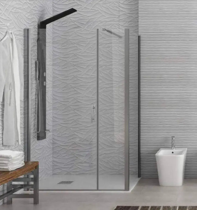 Box doccia battente 6mm H200cm in bagno moderno con sanitario bianco sospeso e parete a texture chiara