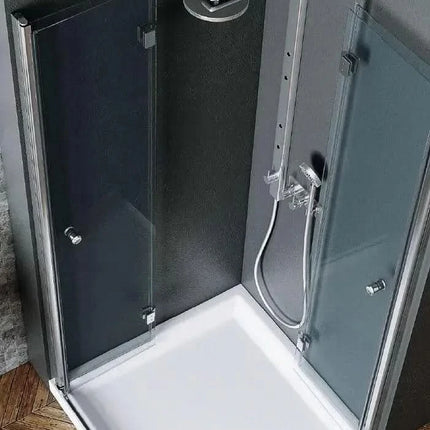 Vista tre quarti box doccia a libro frameless 6mm trasparente H200cm su piatto doccia bianco rettangolare